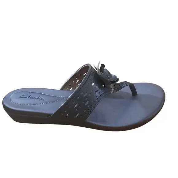 Clarks Qwin Hera Womens Pewter Thong Design Sandals & Flower Accent Size 8.5